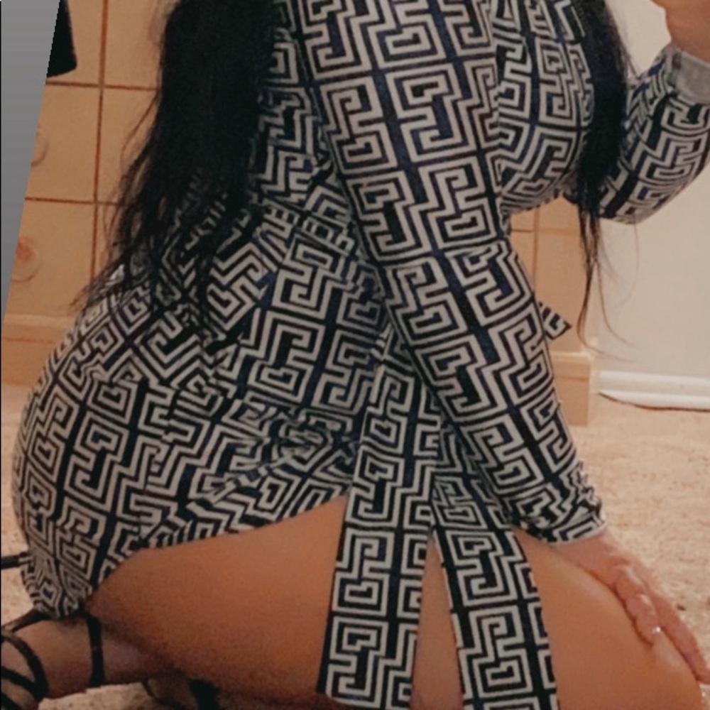 Black and white stretchy dress half zipper front with matching belt